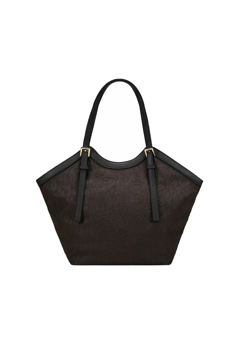 Bolso tote negro con tejido texturizado y acentos de cuero, que presenta dos asas robustas y una forma amplia y angular. Detalles de herrajes en tono dorado visibles.