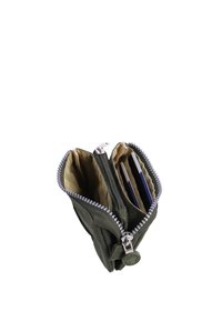 Cartera de tela verde con un forro interior claro, dos compartimentos, cremalleras plateadas y bolsillos para tarjetas visibles en el interior.