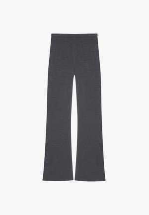 Dunkelgraue Schlaghosen aus weichem, dehnbarem Stoff. Sie verfügen über einen breiten Bund und eine glatte Textur ohne zusätzliche Muster oder Akzente.