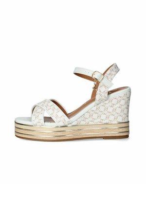 Sandali con zeppa in sintetico bianco e dettagli in pelle marrone chiaro. Presentano cinturini incrociati e una suola a strati a righe.