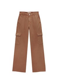 Pantalon cargo marron à jambes larges avec poches à rabat, passants pour ceinture, bouton à l'avant et poches latérales pour les mains.