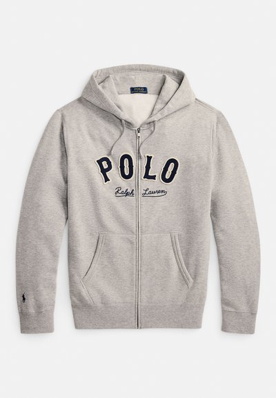 Sweatshirt cinzento claro com fecho de correr, capuz e bolsos frontais, com o logótipo "POLO Ralph Lauren" em azul-marinho e creme no peito.