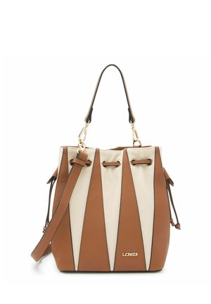 Bruine en beige emmertas met trekkoordsluiting bovenaan, afneembare schouderriem en goudkleurig logomerk aan de voorkant.