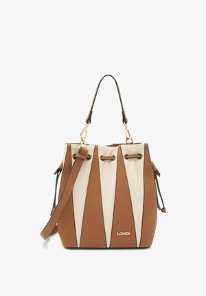 Borsa a secchiello marrone e beige con chiusura a coulisse sulla parte superiore, tracolla removibile e logo con dettagli dorati sul davanti.