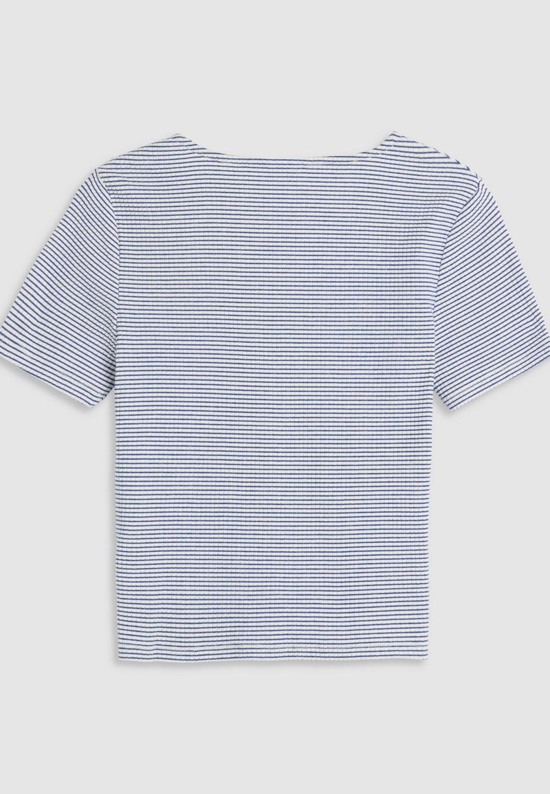 Chemise à manches courtes rayée avec des rayures horizontales bleu et blanc, un col rond et une coupe décontractée. Texture de tissu douce.
