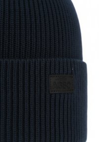 Donkerblauwe geribbelde gebreide muts met een omgeslagen boord en een zwart rechthoekig label met de tekst "AGBO" aan de voorkant gestikt.