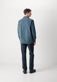 Barbour DEWSBURY GARMENT DYED OVERSHIRT - Könnyű dzseki - dark slate