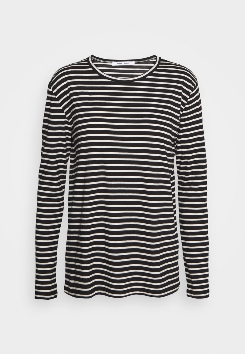 Chemise à manches longues rayée horizontale en noir et blanc avec un col rond, présentée sur un fond clair uni.