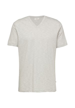 Jasnoszary męski T-shirt z krótkim rękawem i dekoltem w serek, o subtelnej fakturze, gładki z przodu, z małą metką marki wewnątrz kołnierza.