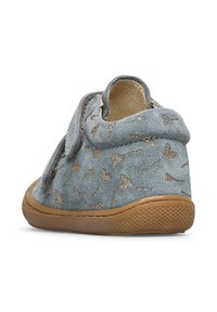 Stivale blu in suede con suola flessibile beige, caratterizzato da un motivo di piccoli cuori dorati e un design con colletto piegato. Chiusura sicura con velcro.