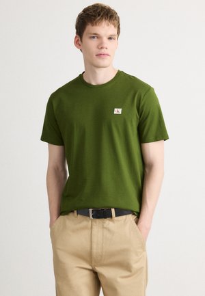 BADGE 30S CLASSIC TEE - Basic póló - medieval forest