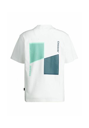 T-shirt blanc avec deux formes géométriques superposées en sarcelle et bleu marine, et le mot "CHASIN'" imprimé verticalement dans des couleurs assorties.