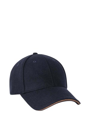 Gorra de béisbol azul marino hecha de un tejido suave, con visera curva y detalles cosidos a lo largo del borde para un acabado refinado.