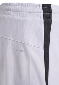 Weiße Sportshorts aus strukturiertem Stoff, mit einem schwarzen seitlichen Streifen und dem Text "BEECOOL" in hellgrau. Mit elastischem Bund.