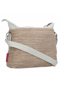 Bolso tejido en color beige con una superficie texturizada, forro de tela blanca, correa de hombro ajustable y una etiqueta de acento roja. Cierre de cremallera en la parte superior.
