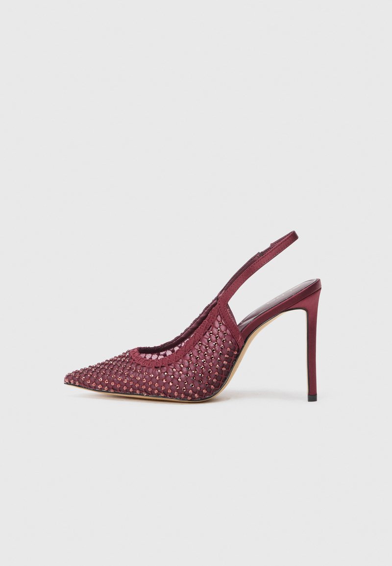 Burgundské slingback vysoké podpatky s špičatou špičkou. Texturovaná tkanina s malými kovovými hroty a štíhlým stiletto podpatkem.