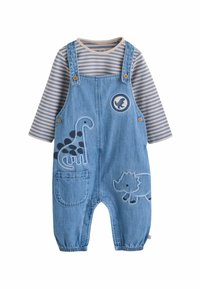 Pantalón de mezclilla en azul claro con una camiseta de rayas de manga larga debajo. Presenta bordados de dinosaurios y rinocerontes, botones de madera y un bolsillo.
