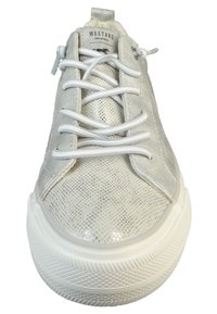 Sneaker argento con lacci, caratterizzato da una tomaia testurizzata, suola in gomma bianca e un design cucito; presenta un logo sulla linguetta e lacci standard.