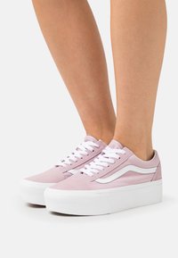 Vans UA OLD SKOOL STACKFORM - Baskets basses - keepsake lilac