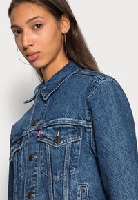 Levi's® EX BOYFRIEND TRUCKER - Džinsinis švarkelis - head above water