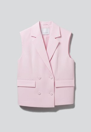 Dobbeltradet ærmeløs pastelrosa blazer med næseflip og forlommer mod en neutral baggrund.
