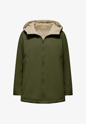 Giacca imbottita verde oliva con fodera trapuntata color cammello, chiusura con zip a tutta lunghezza e cappuccio integrato; presenta tasche laterali e una vestibilità comoda.
