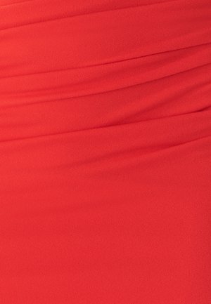 Sarkana džersija ar mīkstu tekstūru, ar savilktu detaļu un gludu, plūstošu dizainu.