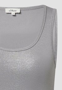 Lichtgrijs geribd tanktop met een subtiele metallic glans en een ronde halslijn, gelabeld s.Oliver, maat 36.