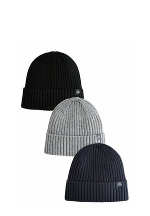 Drei gerippte Strickmützen: schwarz, grau und marineblau. Jede hat einen umgeschlagenen Saum und ein kleines Logo-Label nahe der Basis. Weicher Stoff.