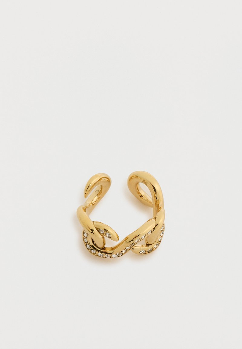 Bague à manchon ouverte en ton or avec un design de chaîne entrelacée, ornée de petits cristaux clairs incrustés le long d'un maillon.
