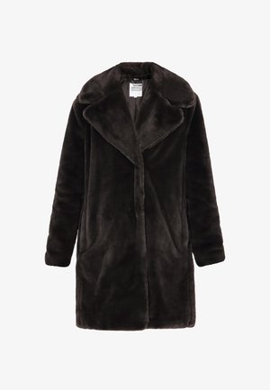 Tmavohnedrý kabát z umelého kožúška so širokým klopom, strednej dĺžky, s dvoma prednými vreckami a mäkkou, plyšovou textúrou.