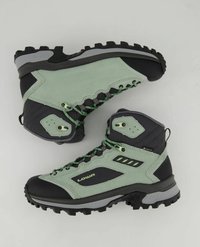 Groene en zwarte wandelschoenen van een combinatie van suede en synthetische materialen, met hoge enkelondersteuning, gestructureerde zolen en een onderscheidend vetersysteem.