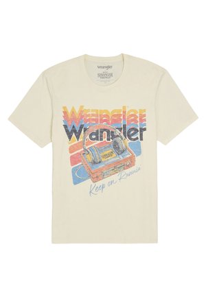 Krämfärgad t-shirt med en retro kassettspelarbild med hörlurar, lager på lager-text i blått, gult och rött. Texten "Keep on Runnin'" ingår.