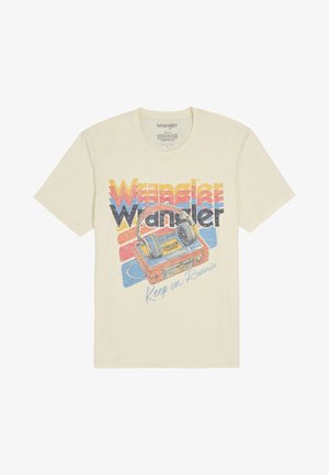 Κρεμ T-shirt με γραφικό παλιού κασετόφωνου και ακουστικά, με στρωματοποιημένο κείμενο σε μπλε, κίτρινο και κόκκινο. Περιλαμβάνει το κείμενο "Keep on Runnin'".