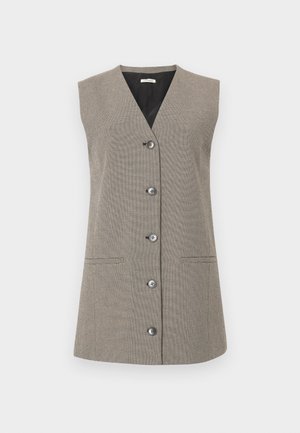 Gilet beige senza maniche con bottone, scollo a V, tasche laterali e un delicato motivo testurizzato su uno sfondo uniforme.