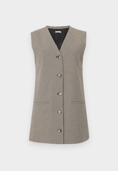 Ärmles väst i beige med knappar och V-ringning, sidofickor och ett subtilt strukturmönster på en enfärgad bakgrund.