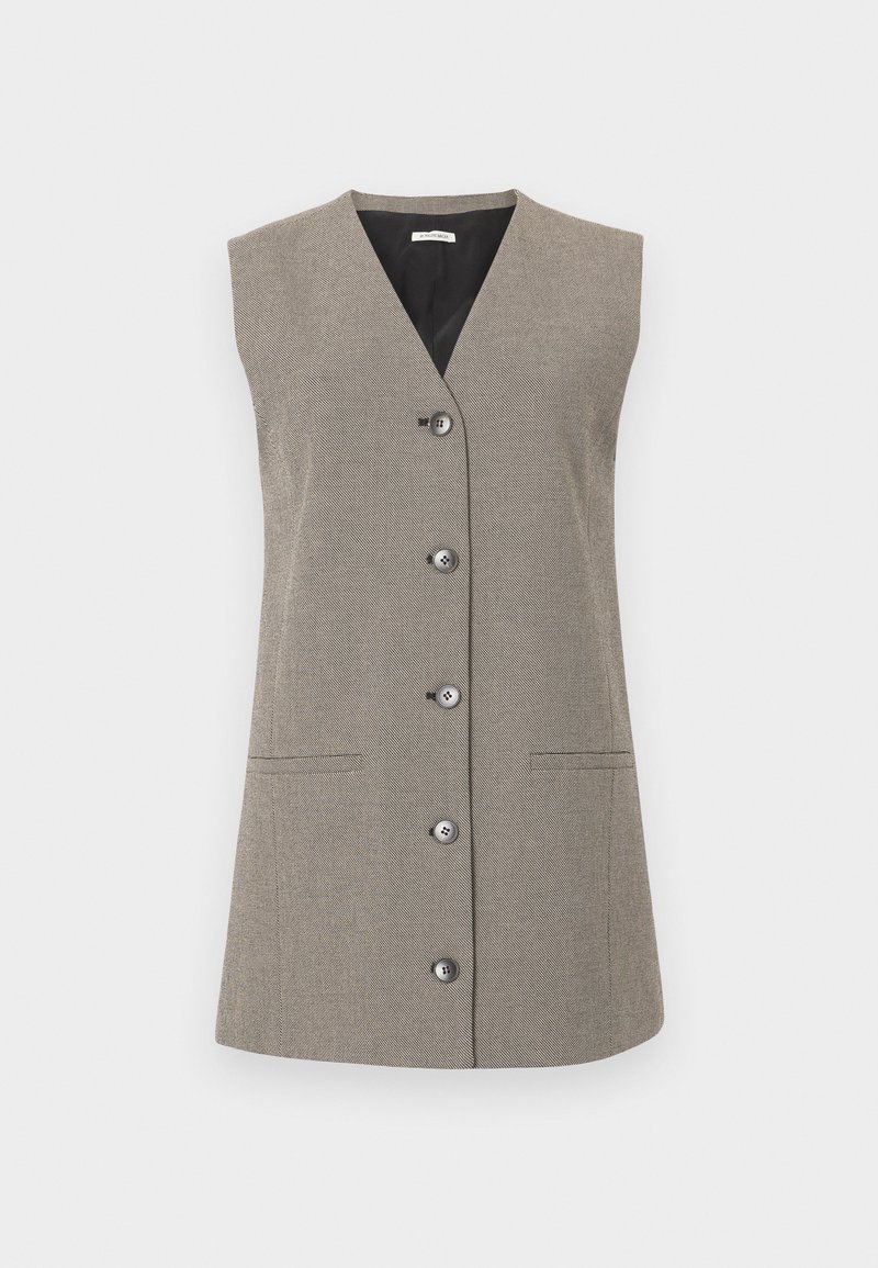 Mouwloze beige gelaagde vest met V-hals, zijzakken en een subtiel gestructureerd patroon op een effen achtergrond.