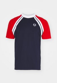 T-shirt a maniche corte con corpo blu navy, maniche rosse e dettagli bianchi. Tessuto morbido con scollatura rotonda e logo sulla parte anteriore.