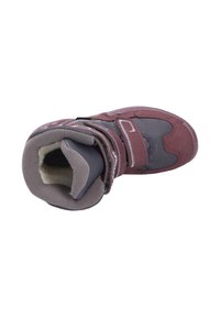 Stivale invernale marrone e grigio con colletto imbottito, fasce in velcro, materiali in camoscio e tessuto, e suola strutturata per una buona aderenza. Fodera interna in pile visibile.