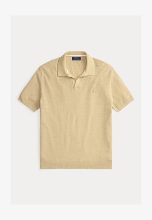 Polokošile v světle béžové barvě, krátké rukávy, texturovaná látka, klasický límec s dvouknoflíkovou légou, jemné logo na prsou.