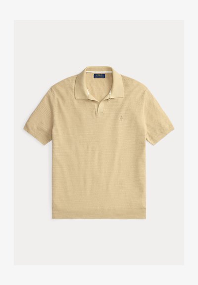 Πόλο μπλούζα σε ανοιχτό μπεζ, με κοντά μανίκια, υφασμάτινη υφή, κλασικό γιακά με λωρίδα δύο κουμπιών, διακριτικό λογότυπο στο στήθος.