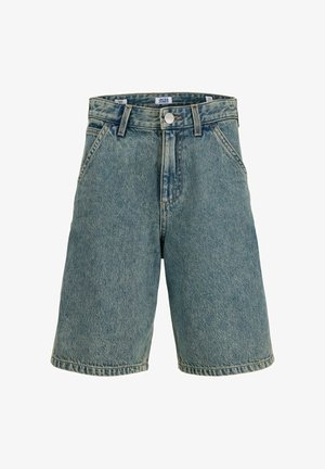 Shorts en jean bleu moyen avec bouton sur le devant, passants pour ceinture, poches latérales et coupe légèrement ample.