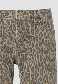 Jeans dżinsowe w wzór panterki, w beżowo-czarnym kolorze z brązowym okuciem i kontrastowymi detalami szycia.