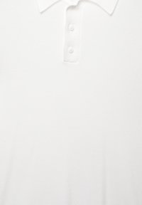 Hvid polo t-shirt lavet af tekstureret stof, med en klassisk krave, tre-knaps placket og en tætsiddende design.
