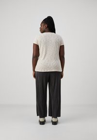 ONLY Carmakoma CARMILA V NECK  - Marškinėliai su spaudiniu - pumice stone