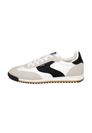 Zapatilla de perfil bajo blanca y beige con detalle lateral negro, cordones blancos y suela negra texturizada.