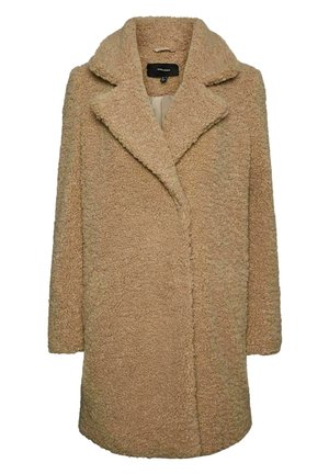 Manteau beige en fausse laine teddy avec larges revers, manches longues et longueur mi-cuisse, conçu pour la chaleur et le style.