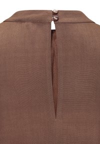 Braune Bluse mit hohem Kragen, hat einen Knopfverschluss an der Rückseite und einen zentralen Schlitz. Der Stoff hat eine glatte Textur und einen subtilen Glanz.