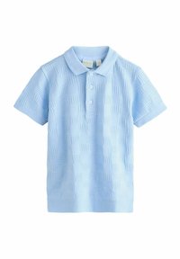 Vaaleansininen pikeepaita, joka on valmistettu kuvioidusta kankaasta ja jossa on kudottu kuvio. Paidassa on klassinen kaulus ja kolme nappia edessä.