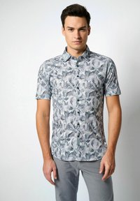 Kurzarm-Hemd mit Knopfverschluss in einem floralen Muster aus grauen, grünen und blauen Tönen, mit einer glatten Textur und einem traditionellen Kragen.